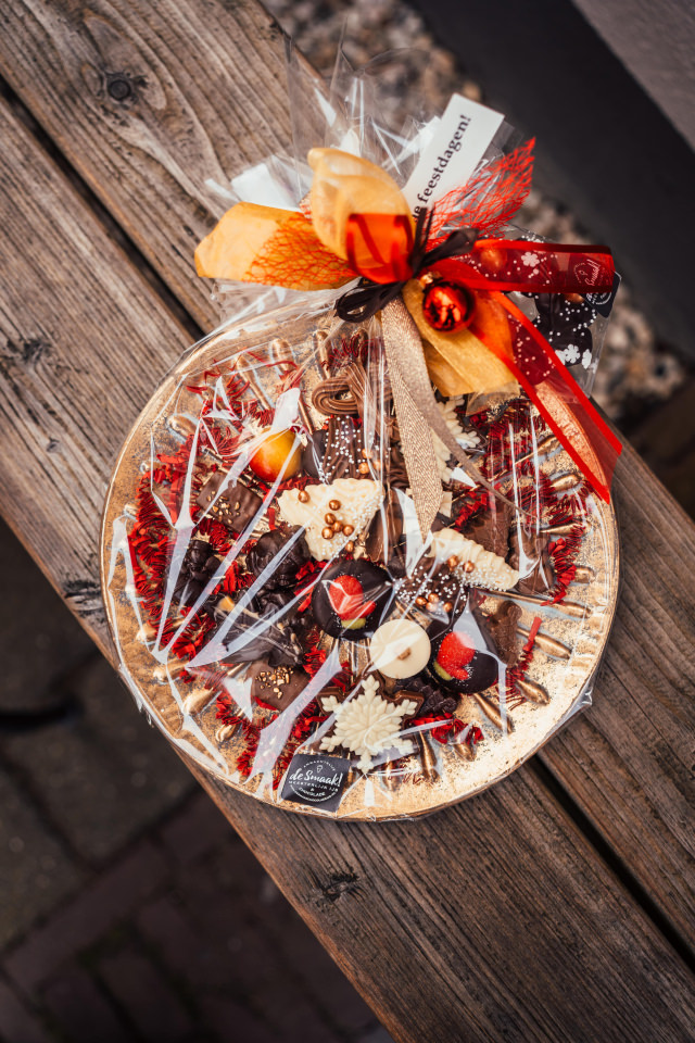 Goudkleurig bord gevuld met bonbons